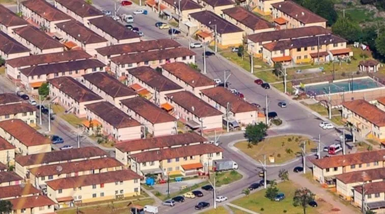 Segundo a polícia, um grupo de criminosos atirou de dentro do condomínio contra os agentes