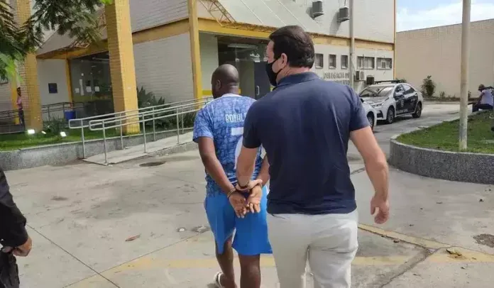 Juquinho Capeta foi levado para 132ª DP e depois para a DEAM de Cabo Frio
