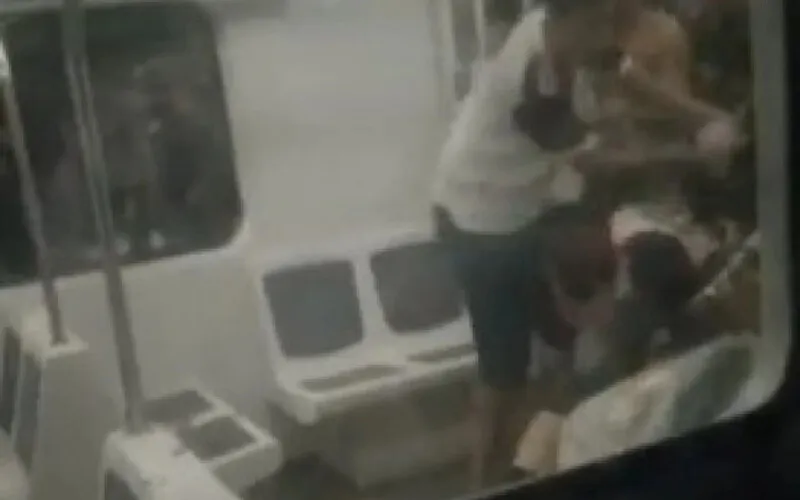 Homem foi deixado só de cueca no vagão do trem