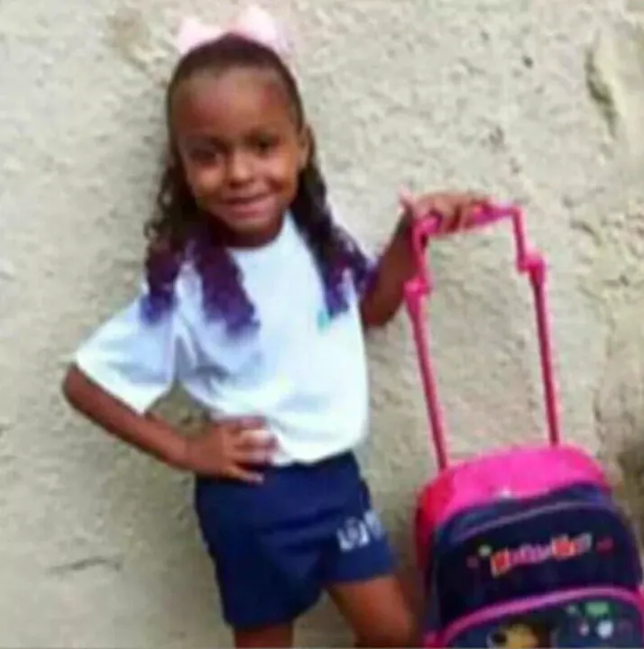 Menina foi baleada enquanto comprava pipoca com a mãe na saída da escola