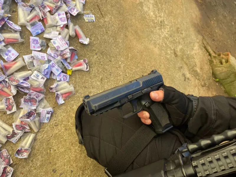 Uma pistola e material entorpecente foram apreendidos