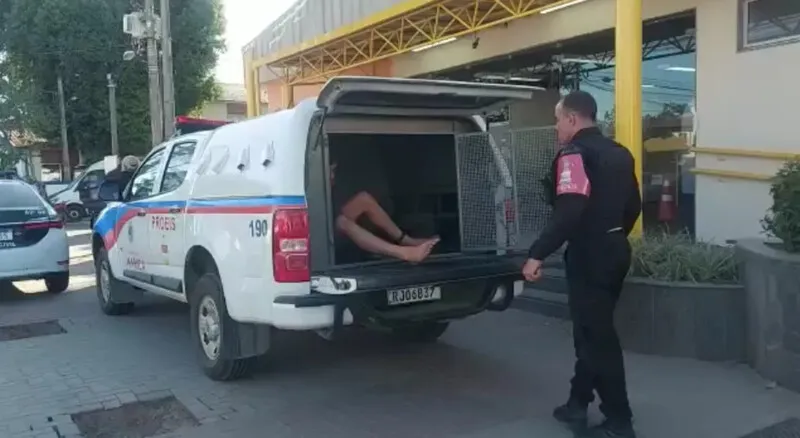 O acusado foi levado para a delegacia de Maricá e depois para a Central de Flagrantes de Niterói (76ª DP)
