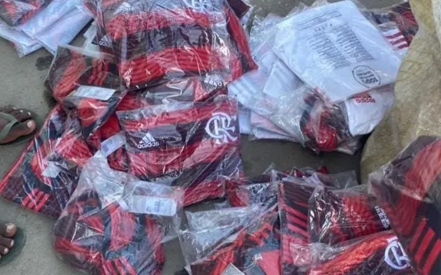 Camisas estão sendo vendidas por R$ 150 em comunidades do Rio