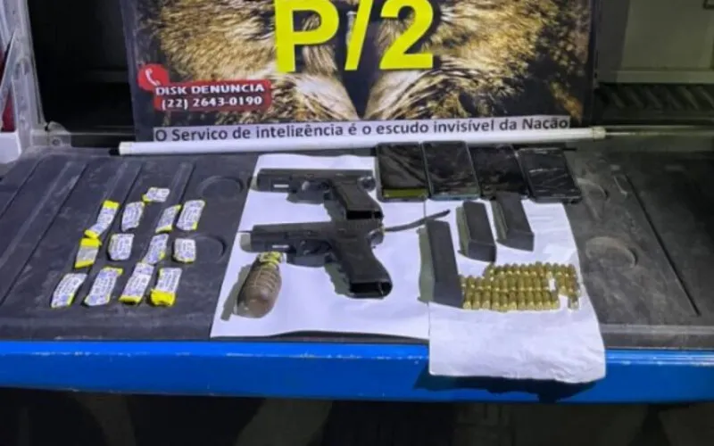 foram apreendidas duas pistolas calibre ponto 40, três carregadores de pistola, 30 munições e outros itens