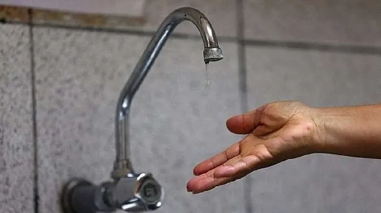 Foi aberta uma ordem de serviço pela Águas do Rio para resolver o problema da moradora, mas ninguém compareceu ainda ao local