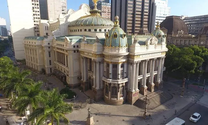 Theatro Municipal do RJ apresenta espetáculo "Natal de Luz" com Ivan Lins