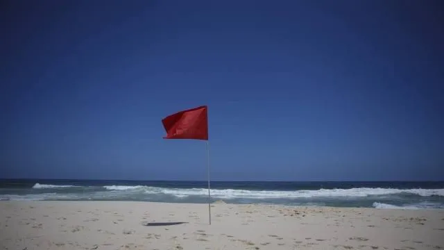 Sete paraquedistas são resgatados no mar por bombeiros após pouso inesperado
