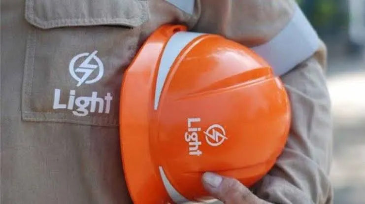 Funcionário da Light é baleado enquanto fazia reparo em poste de comunidade no RJ