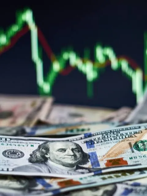 Dólar fecha semana em baixa