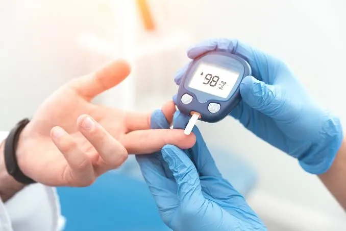 Controle de diabetes e hipertensão fazem parte do tratamento