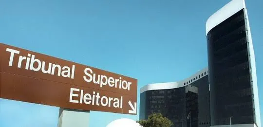 Tribunal iniciou apuração de urnas por todo país