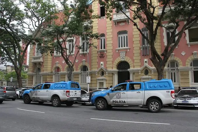 Agentes da 
76ª DP (Centro) prenderam um homem em flagrante delito por crime de furto de energia elétrica