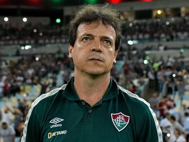 O treinador Fernando Diniz decidiu que quer continuar no Fluminense e aceitou a proposta do clube
