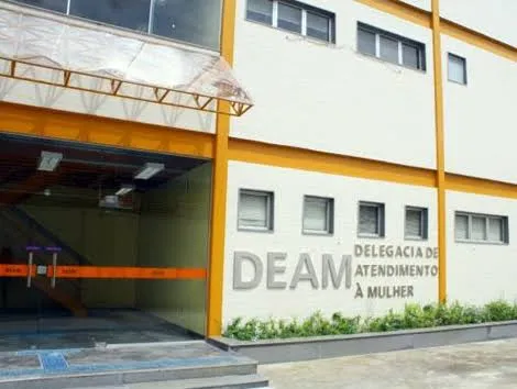 O homem foi preso e encaminhado à Deam