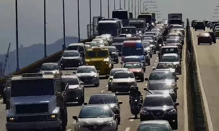 Fluxo intenso em direção à Região dos Lagos aumenta o tempo de travessia na Ponte Rio/Niterói