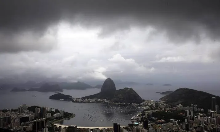 Rio entra em estágio de atenção com temporal