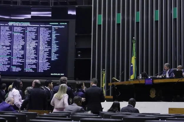 Deputados federais devem votar PEC 206 nesta terça-feira (24)