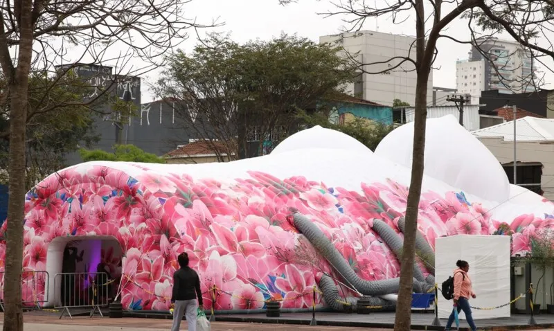 Busto feminino gigante instalado no Largo da Batata pelo movimento Coletivo Pink – Por um Outubro Além do Rosa, em Pinheiros
