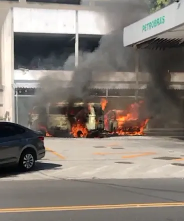 Veículos em chama em posto de gasolina no Fonseca, em Niterói.