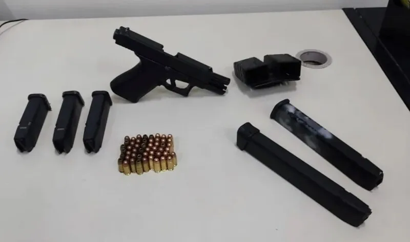 Agentes apreenderam pistola e munições com suspeito capturado