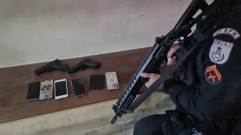 Com eles, foram encontrados telefones e pistolas falsas