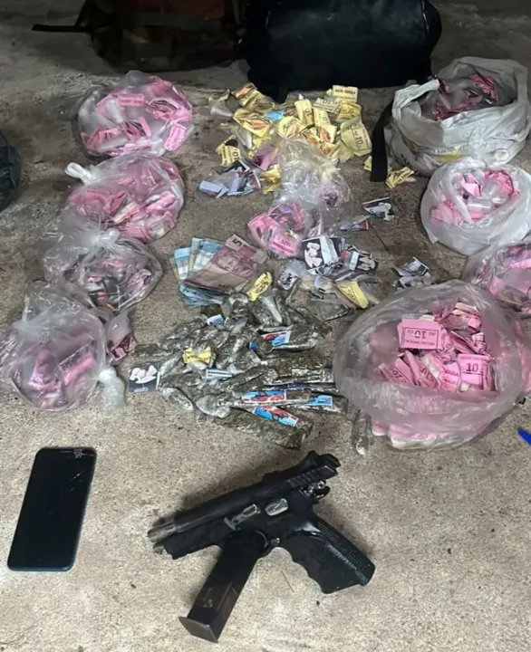Policiais do Grupamento de Ações Táticas (GAT) apreenderam material ilegal após confronto com suspeitos