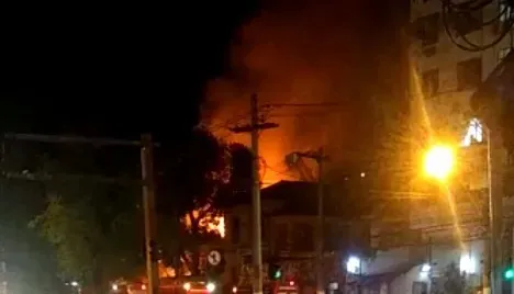 O combate às chamas, no Fonseca, durou mais de duas horas