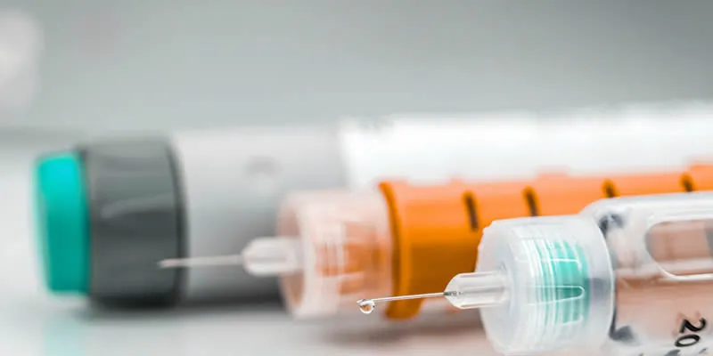 Insulinas, seringas, lancetas ou canetas aplicadoras usadas por alunos com diabetes deverão ser corretamente armazenadas
