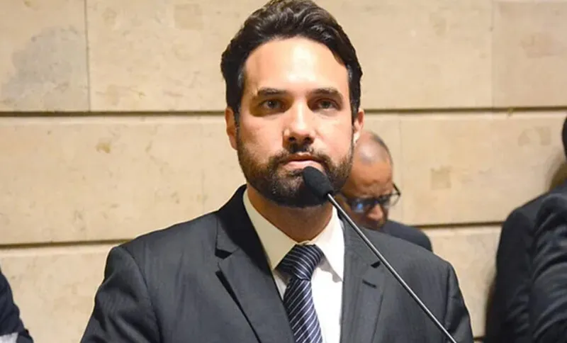 O magistrado entende que ambos estão em situações distintas nesse processo