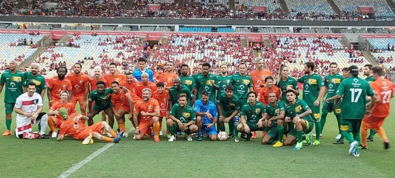 Carlos Germano pega pênalti de Zico e é vaiado no 'Jogo das