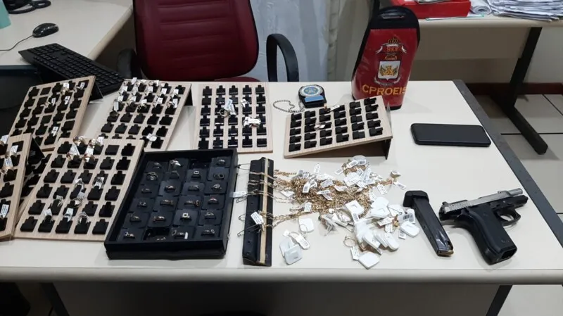 Um dos sócios da loja auxiliou o trabalho dos policiais e forneceu informações que auxiliaram a localizar e prender parte do bando