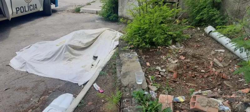 Familiares da vítima estiveram no local, mas não quiseram comentar o crime