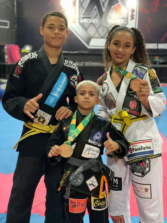 Apesar da pouca idade, os três carregam muita medalhas, cinturões e títulos