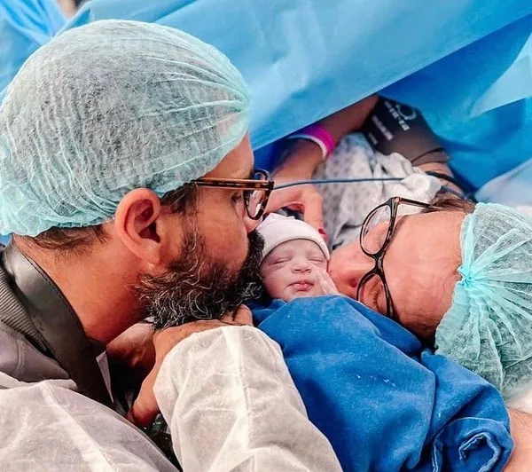 A pequena Maria Guilhermina, filha de Juliano Cazarré e Letícia Cazarré, segue interbada em um hospital de São Paulo tratando uma cardiopatia congênita,