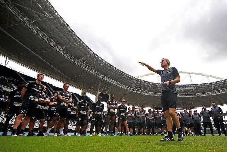 Luís Castro em atividade com o elenco alvinegro