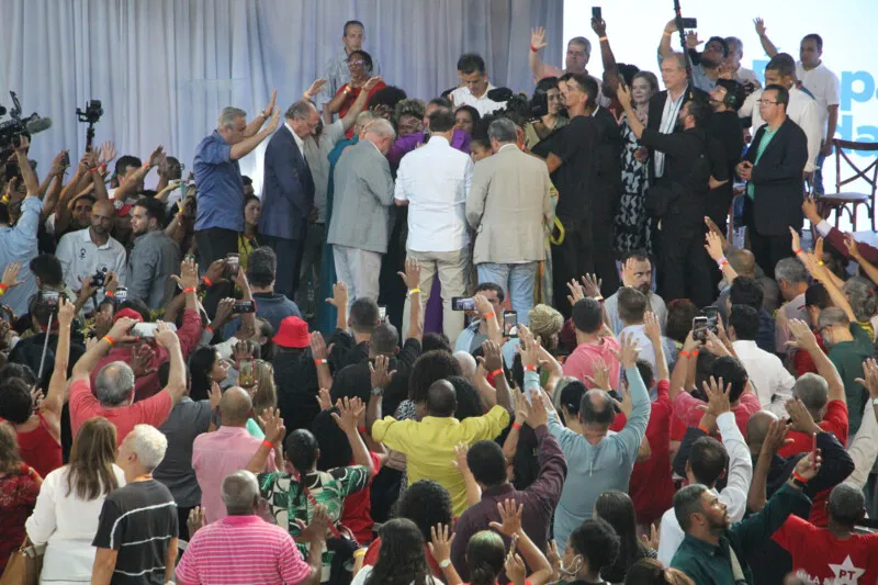 Lula participou de oração com os demais convidados no palco