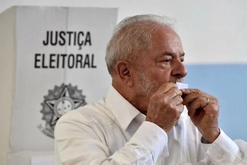 Ele repetiu o gesto do 1º turno e beijou o comprovante de votação