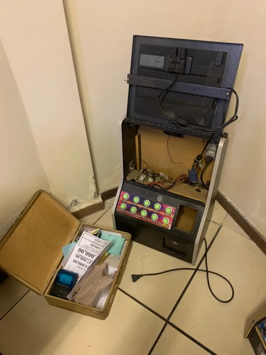 no interior da máquina de caça níquel, havia a quantidade de R$ 170, 00 reais em espécie