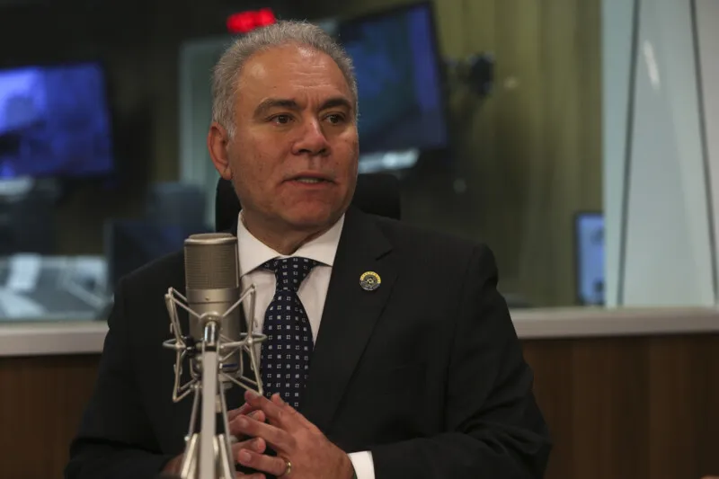 O ministro da Saúde Marcelo Queiroga  fez um pronunciamento em cadeia de rádio e TV na noite deste domingo (6)