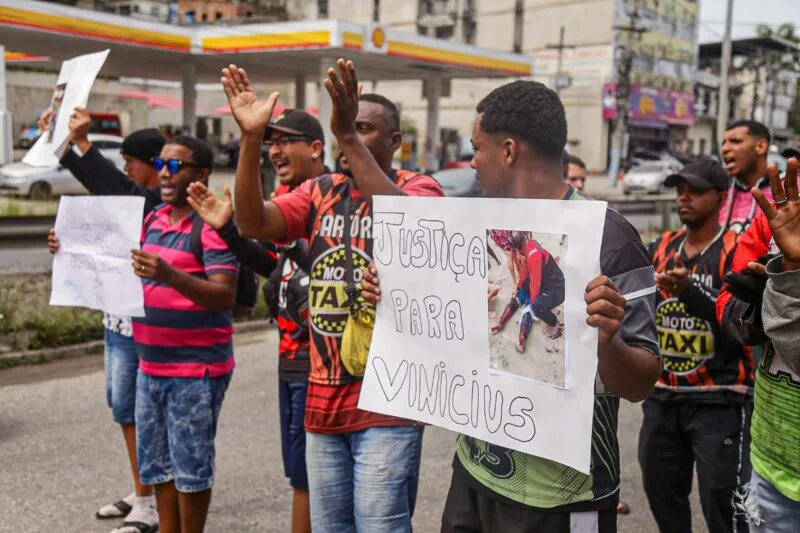 Manifestação aconteceu na RJ-104 e teve cerca de 40 pessoas