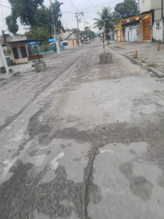 Barricadas foram colocadas no meio da via para dificultar a passagem