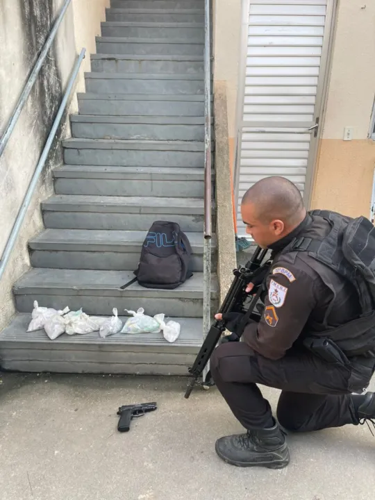 Foram apreendidas drogas e uma arma