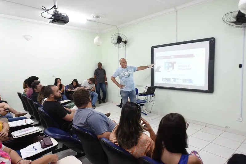 A primeira parte da capacitação reuniu servidores num auditório do Campus de Educação Pública Transformadora (CEPT) Professora Zilca Lopes da Fontoura