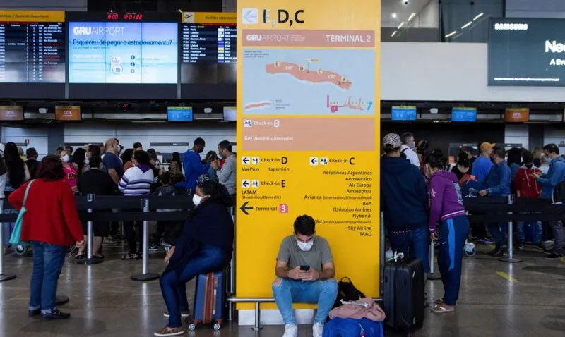Será permitido remover a máscara para hidratação e alimentação no interior das aeronaves
