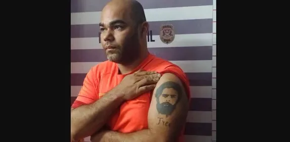 Homem tem tatuagem de Lula no braço
