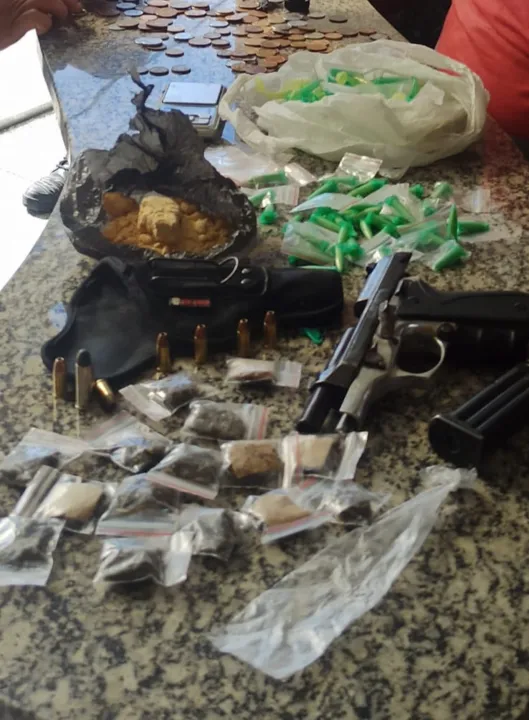 Durante a ação, foram cumpridos mandados de prisão e de busca e apreensão contra um homem apontado como o principal responsável pelo tráfico na localidade