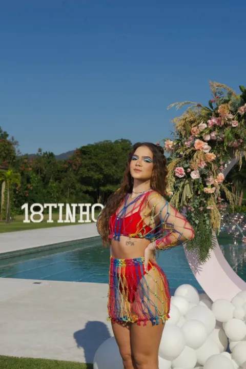 A atriz optou por um look ousado e bem colorido