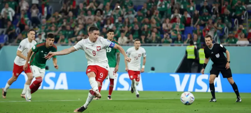 Em jogo com poucas chances de gol, Lewandowski perde pênalti e placar não sai do zero