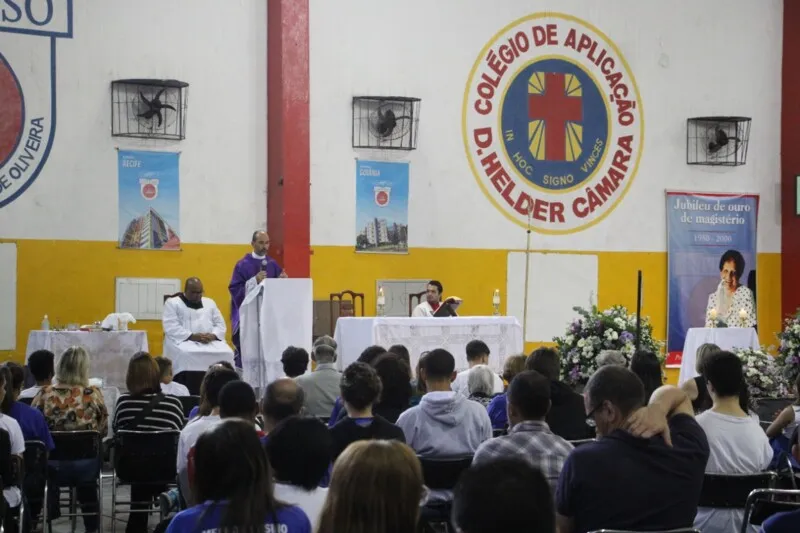 Missa foi celebrada no ginásio de esportes da Universo, campus São Gonçalo