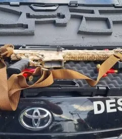 Os policiais foram presos por porte ilegal de arma de fogo de uso permitido. Um deles é do 
7º BPM (São Gonçalo)